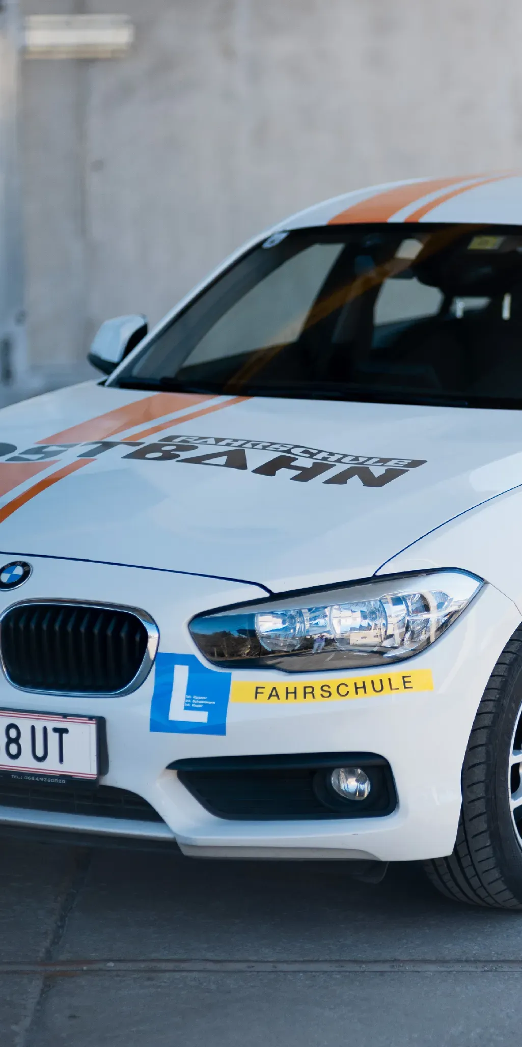 Front eines weißen Fahrschulautos der Fahrschule Ostbahn mit L-Tafel