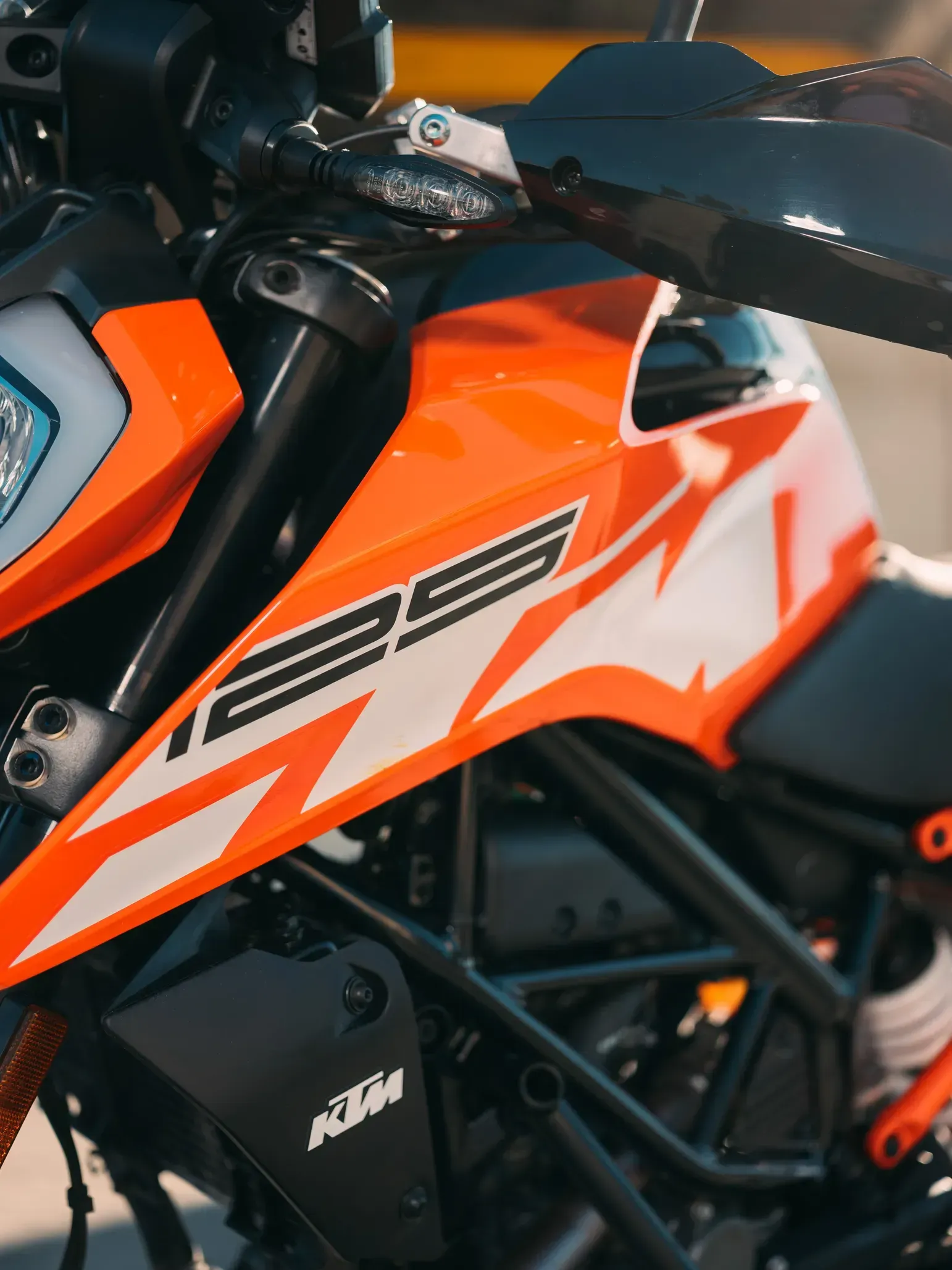 Tank und Verkleidung eines orangen KTM-Motorrads