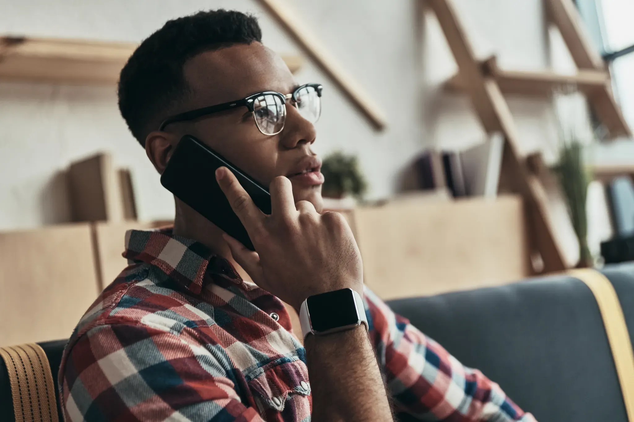 Ein Mann telefoniert im Büro